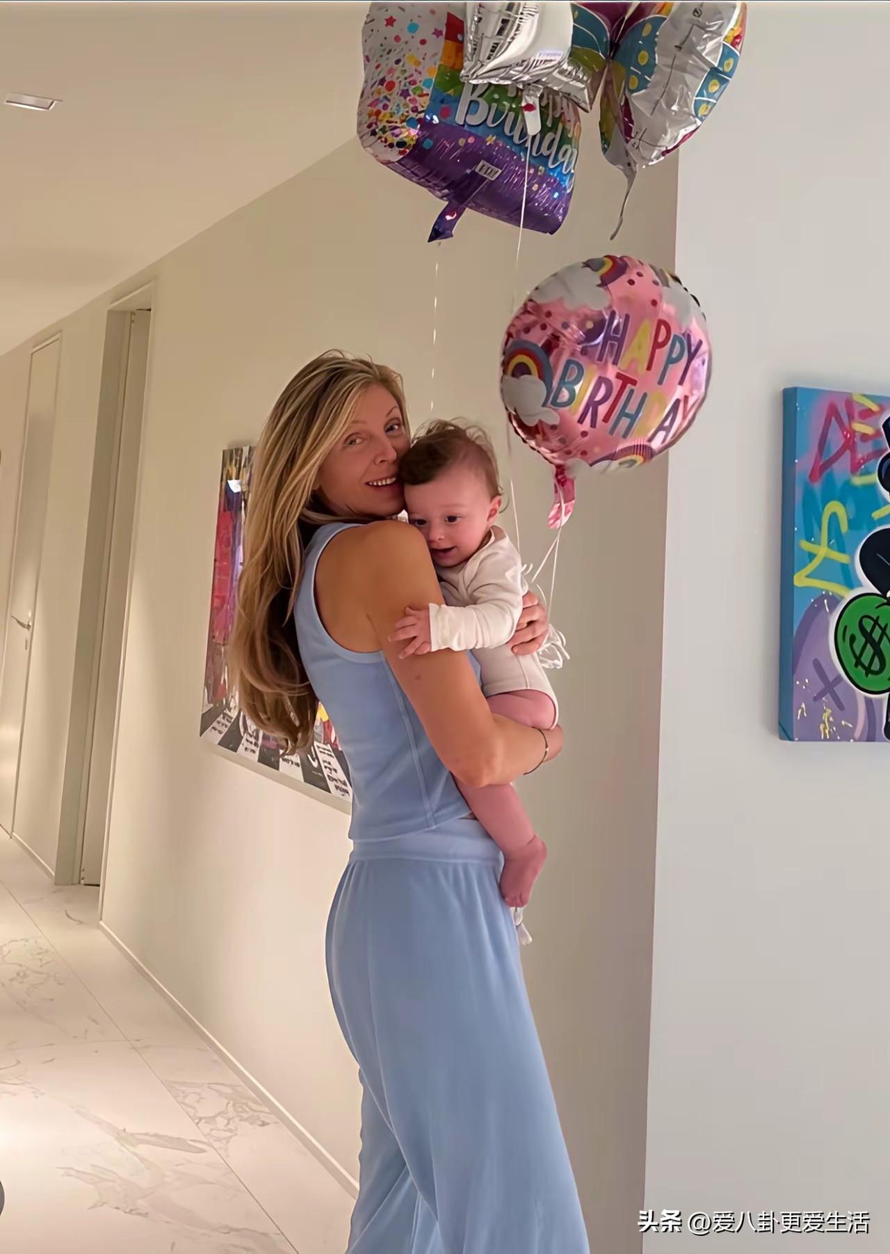 特朗普小女儿的妈妈，抱着外孙女儿，已经62岁了，还是那么美艳动人。毕竟是选美冠军