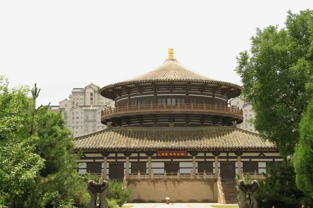 北魏明堂，大同之夏
从大同博物馆和美术馆参观完出来，下了一早上的雨终于停了，整个