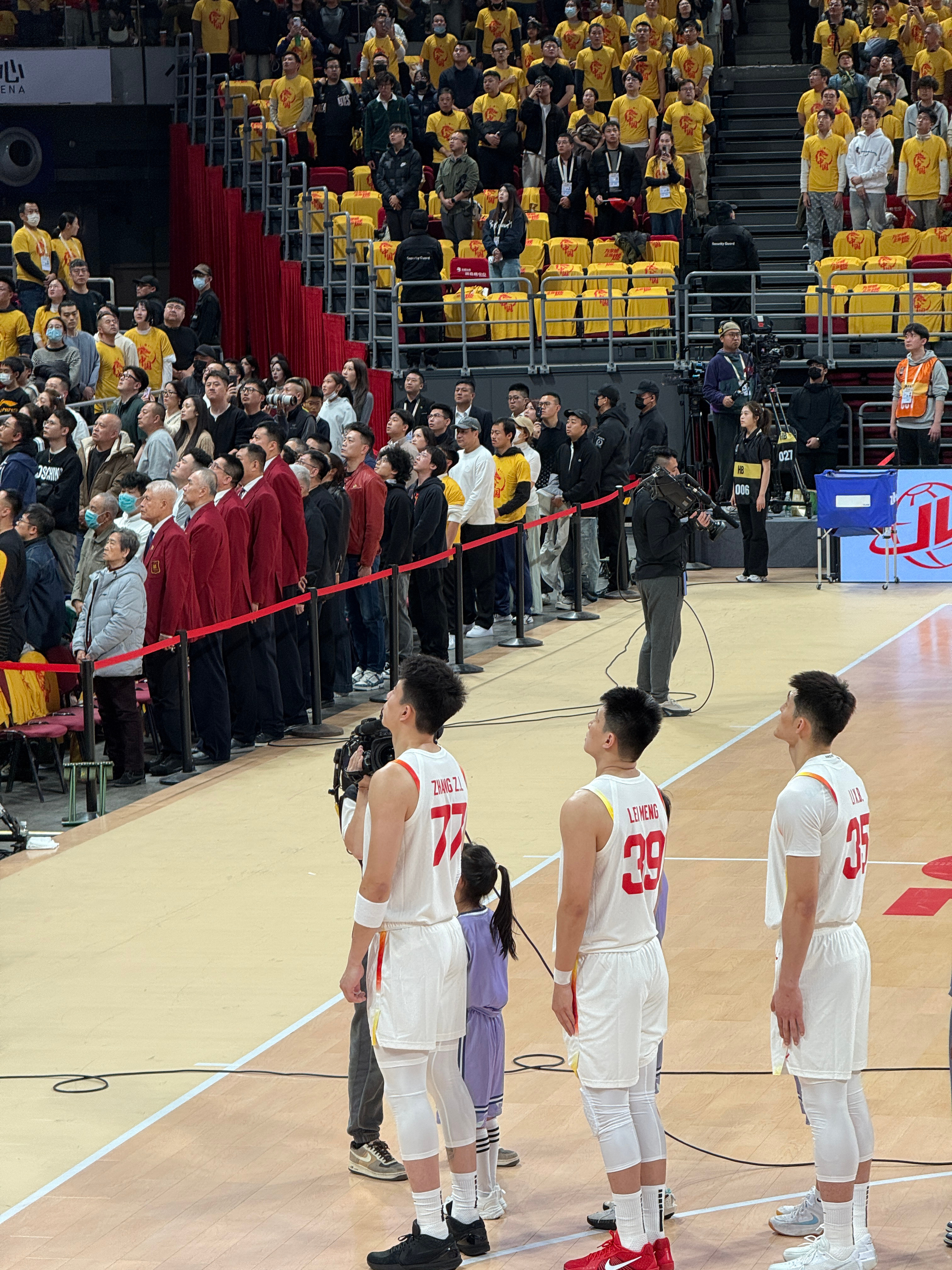六年，中国男篮重回故地。赛前我拍下的第一张照片，男篮将士们的远端，是蒋兴权、匡鲁