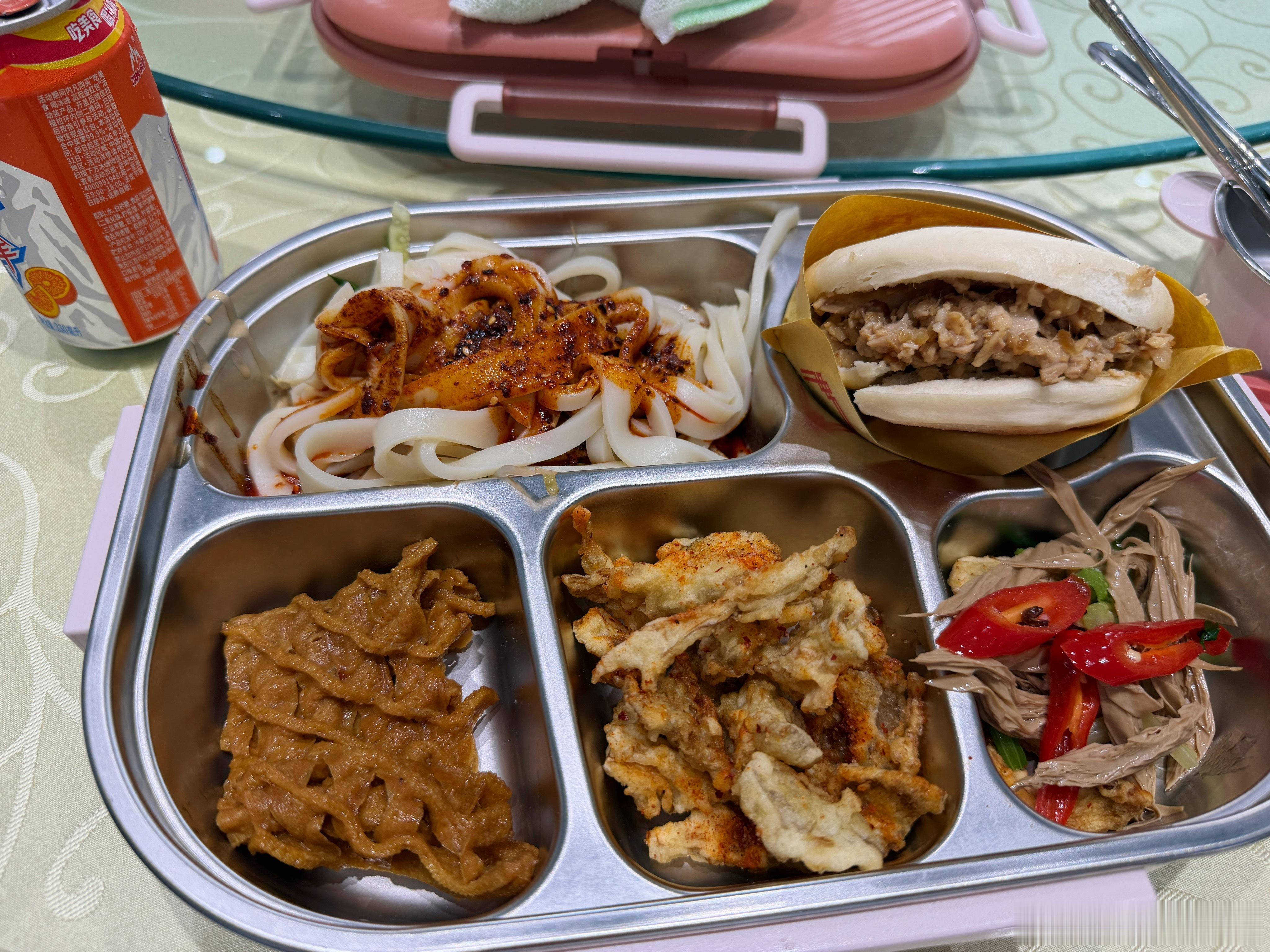 必须夸爆单位厨师，面食做得那叫一个牛逼，夯爆了冰峰都是冰镇的，麻酱面皮香死我了每