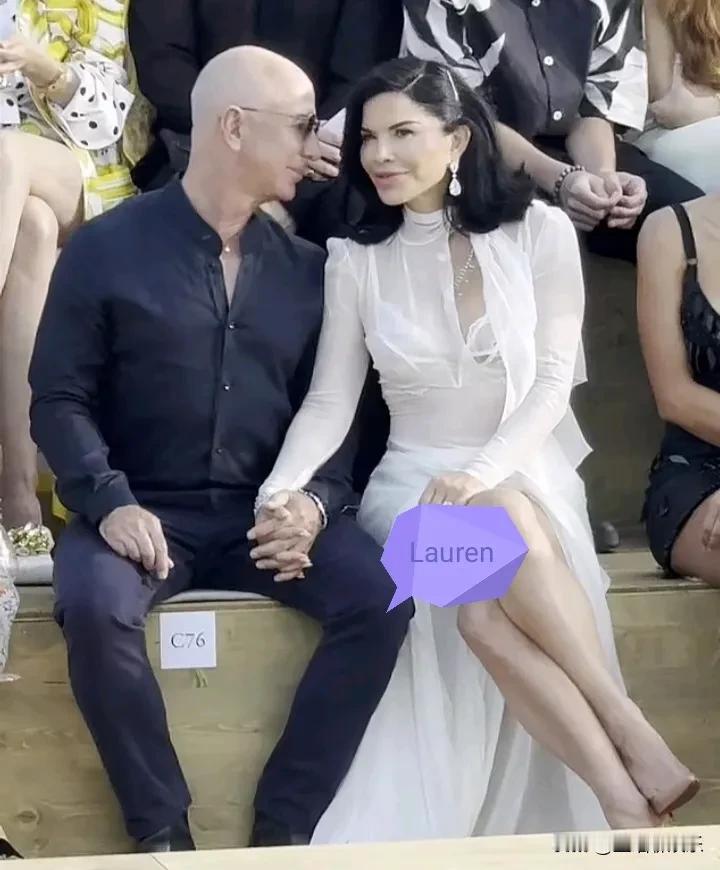 在儿子尼科的秀场上，洛伦·桑切斯夫妇与未婚夫共享喜悦瞬间。年逾半百的洛伦，穿着白