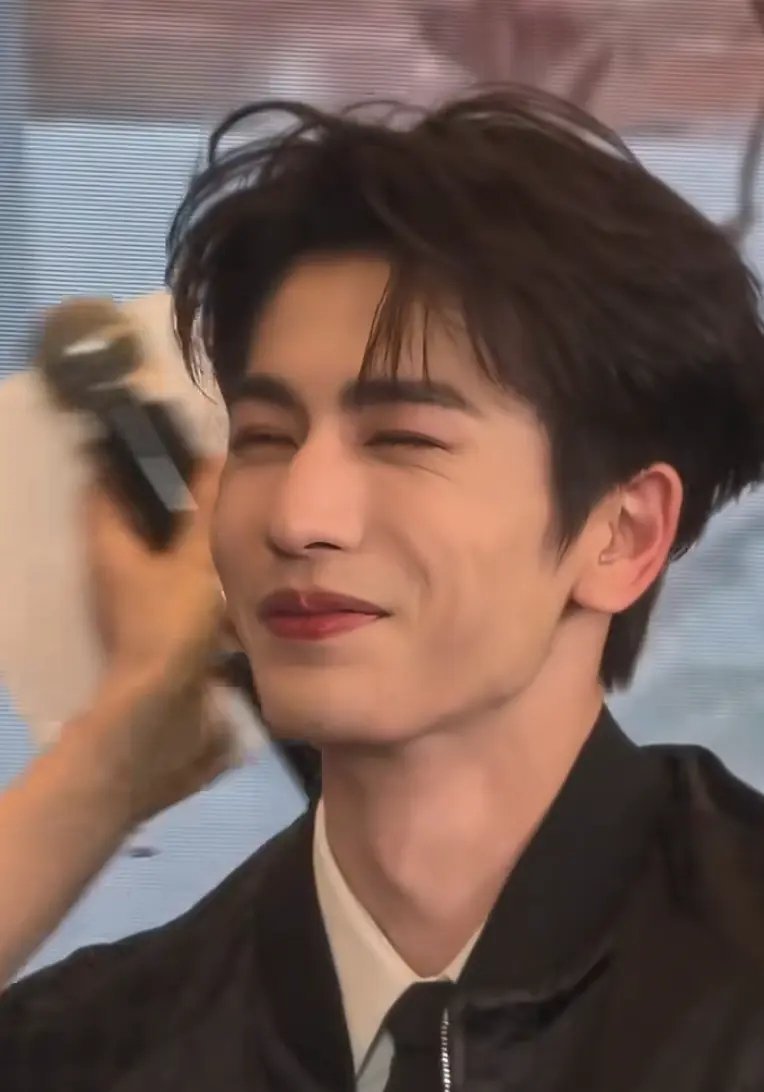 张凌赫脸上这个状态，感觉稍微胖一点会不会就撑开了呢 