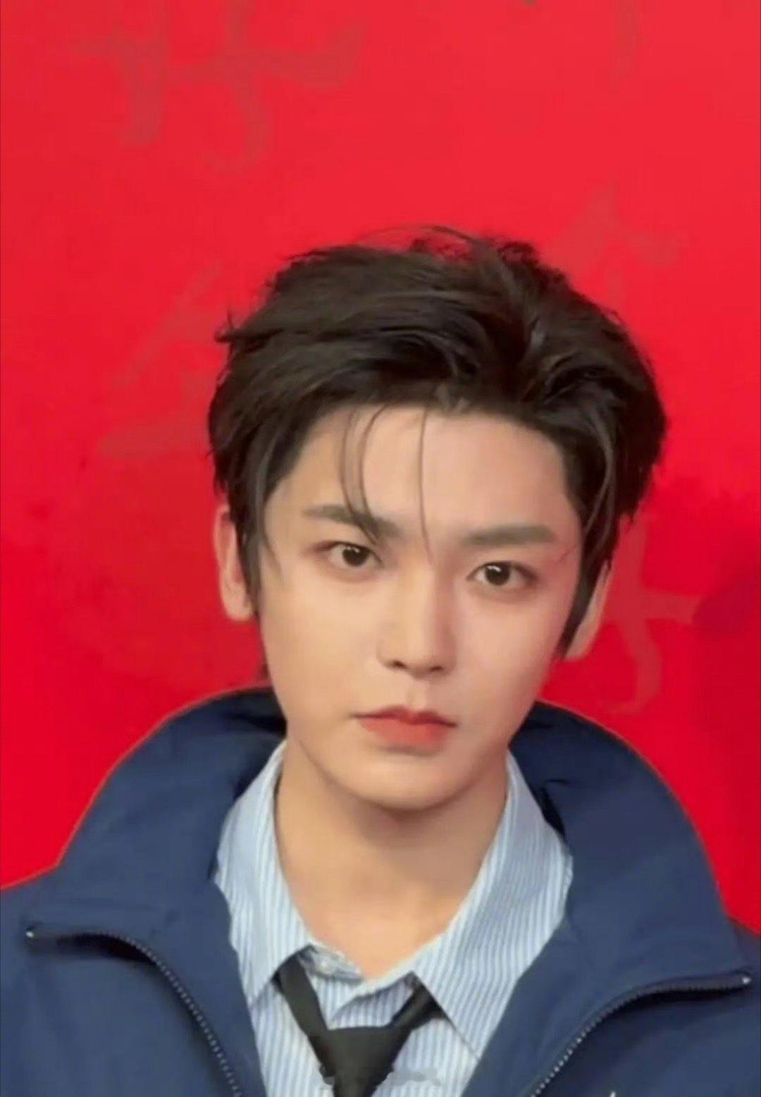 侯明昊、陈哲远、何与这三位待爆小生今日份活动生图来了，你觉得哪一位最有机会晋升为