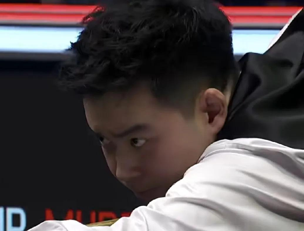 第五局，斯佳辉赢球记:
中场休息归来，斯佳辉开局漏中袋，真要命！
威尔逊薄红球进