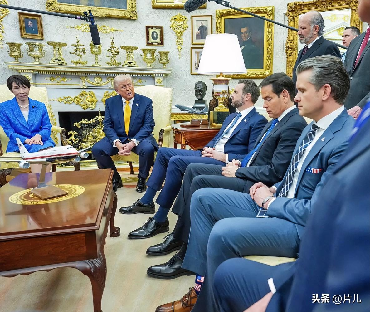 太尴尬了！日本记者惹麻烦，高市早苗当场沉默不语。高市早苗在与特朗普会晤期间，有日