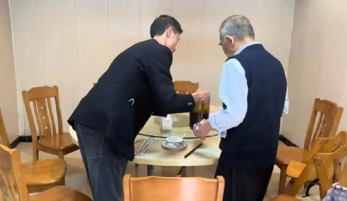 李鑫已经回潮汕了，由养家姐姐开着大奔把他送回去的。
潮汕养父母家也给李鑫准备了接