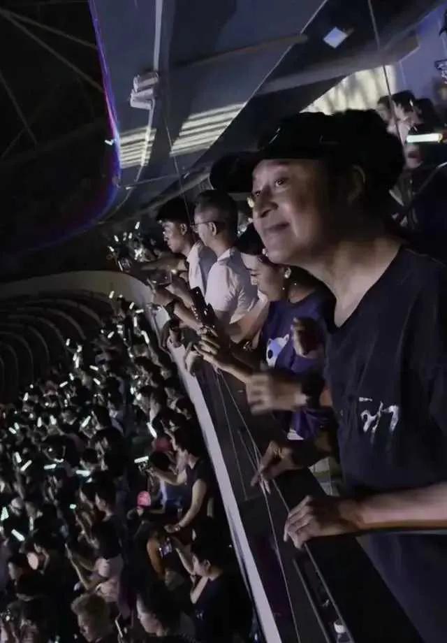 各位观众朋友们，今天咱们来聊聊娱乐圈的大新闻！63岁的“咆哮帝”马景涛，最近现身
