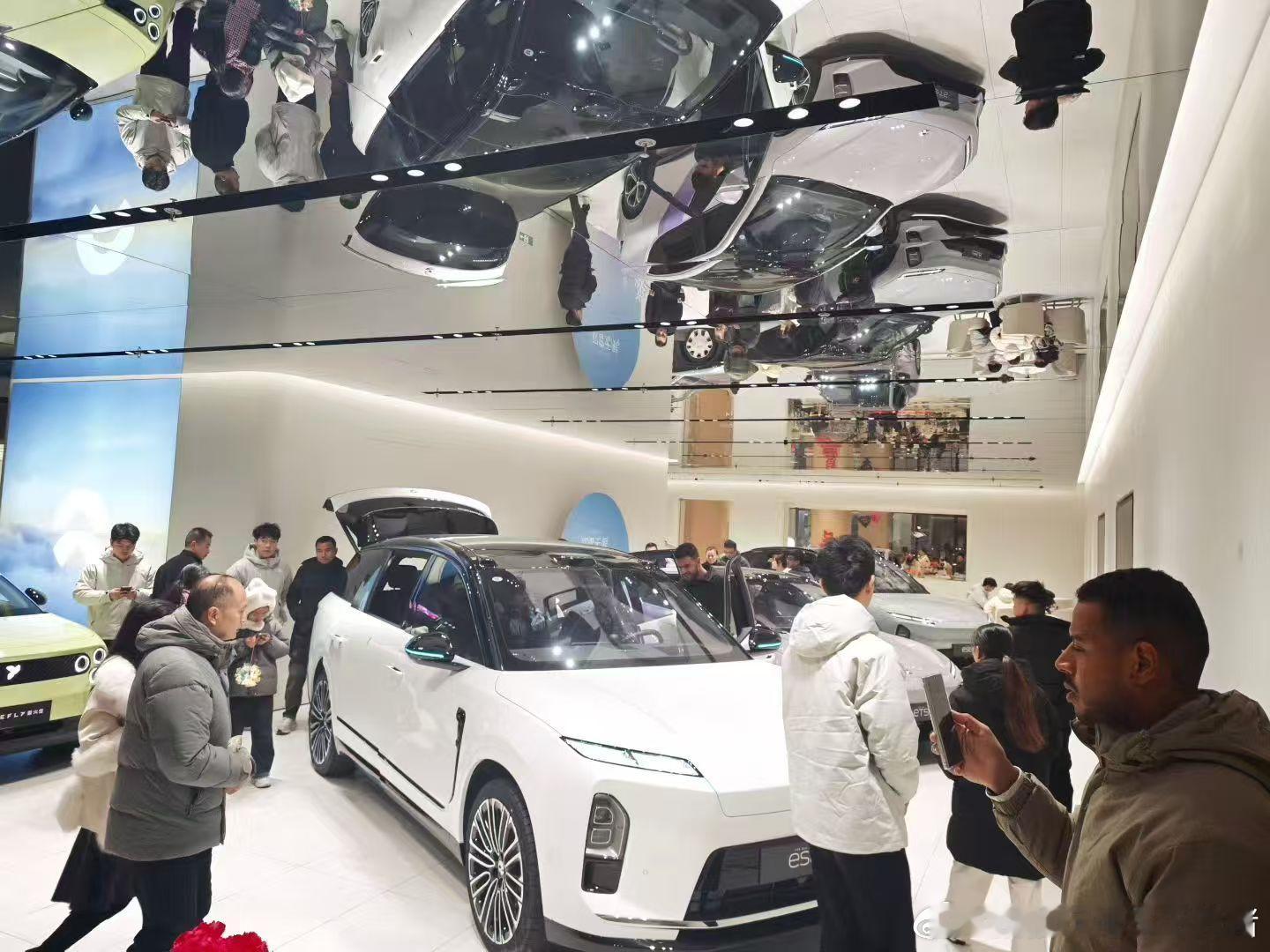 这大半夜的，真热闹赶紧赶在ES8兜底购置税结束前下单蔚来全新es8大v聊车