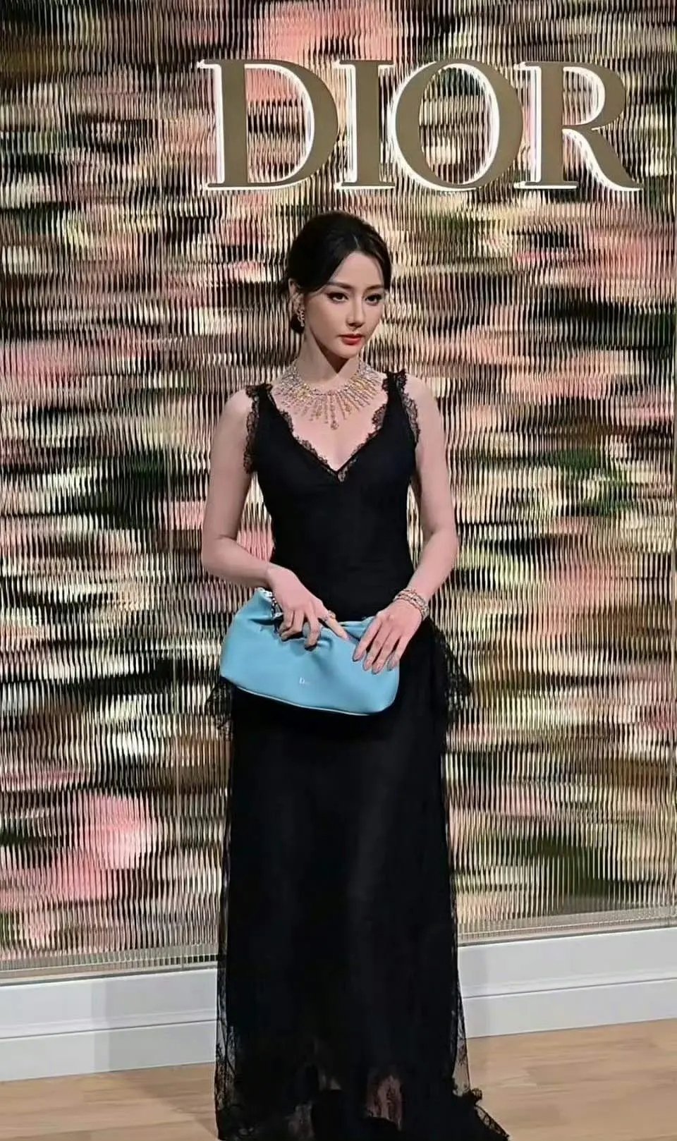 迪丽热巴迪奥活动造型，依旧顶流 