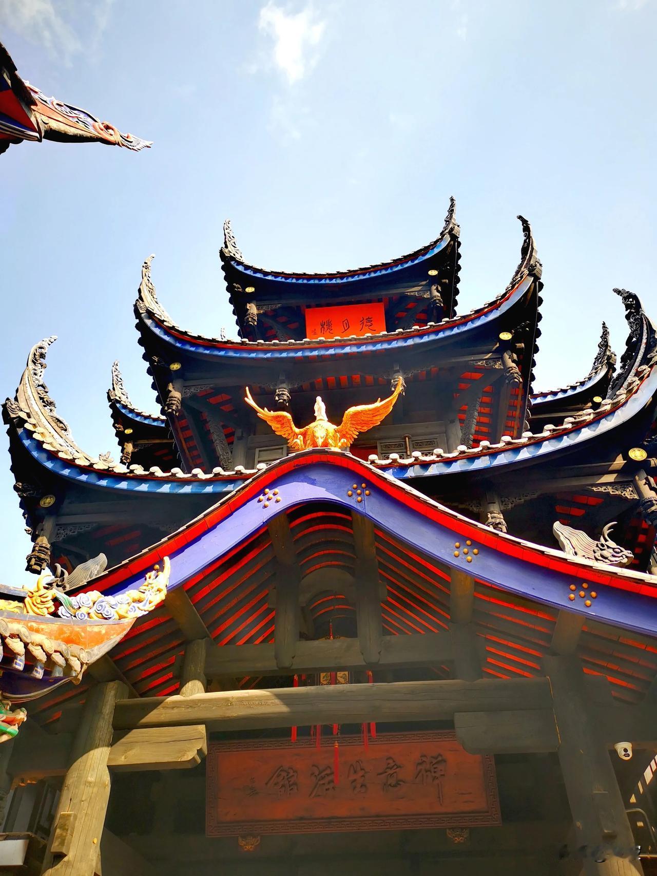 灵鹰寺为西昌市的一座寺院，占地仅有6亩，清代建筑风格。