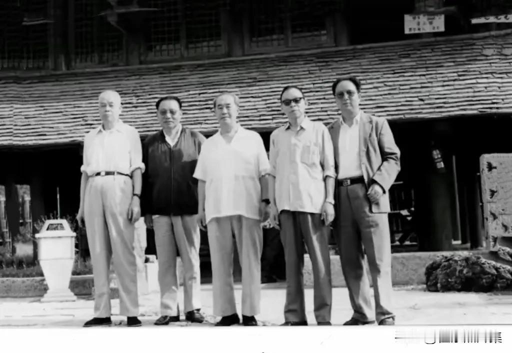 上世纪八十年代，董占林将军（中）、阴法唐将军（右二）、袁国祥将军（右一）、高焕昌