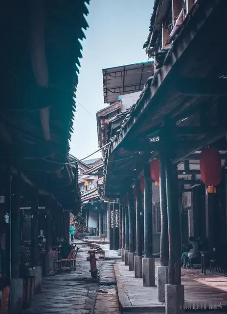 五湖四海聚头条，
千山万水汇网络。
如今信息时代，大家能通过网络相聚交流，分享见