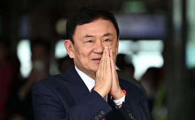 他信跑路了！刚获特赦就直奔迪拜而去。

关注泰国政坛的网友都清楚，他信近二十年的
