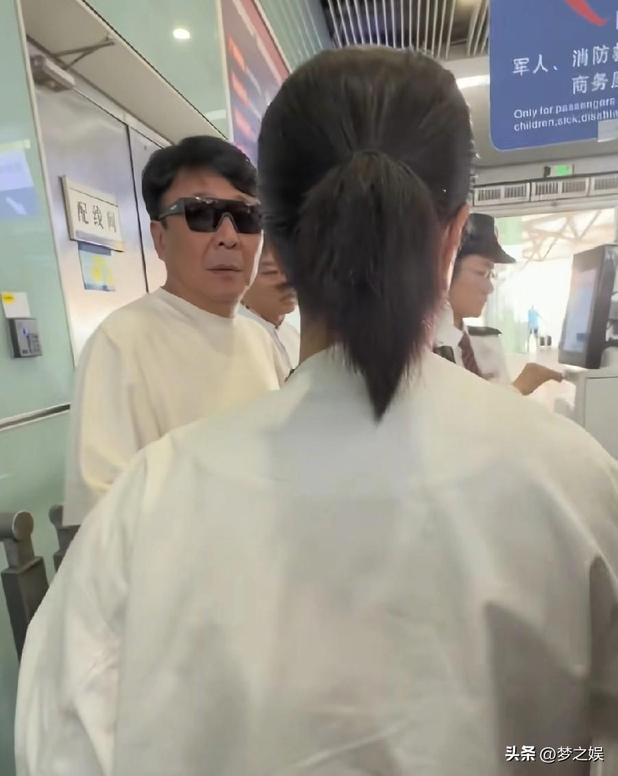 老郭把王楠宠成公主了，两个人出行王楠走在后面感觉小鸟依人，别看王楠平时是一个女强