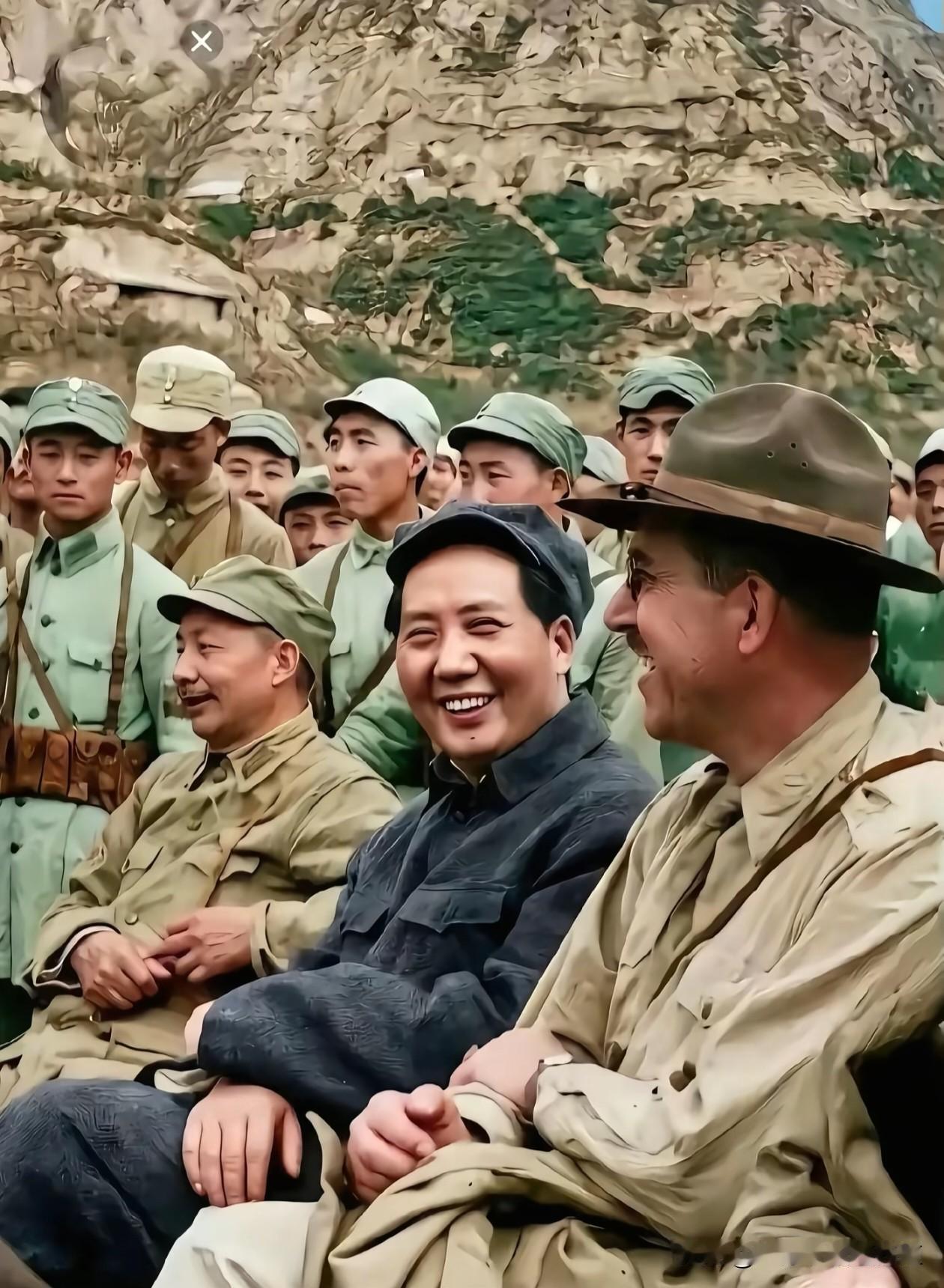 真正的微笑是源自于内心的强大！
内心的强大源自于心里装着人民！
心态是自带光芒 