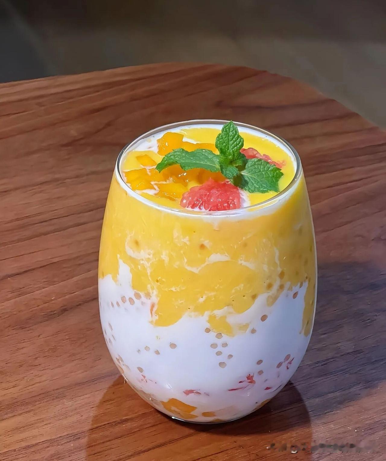 夏天来了，在家自制杨枝甘露，再也不用点外卖，干净卫生又好喝

食材:

开水 2