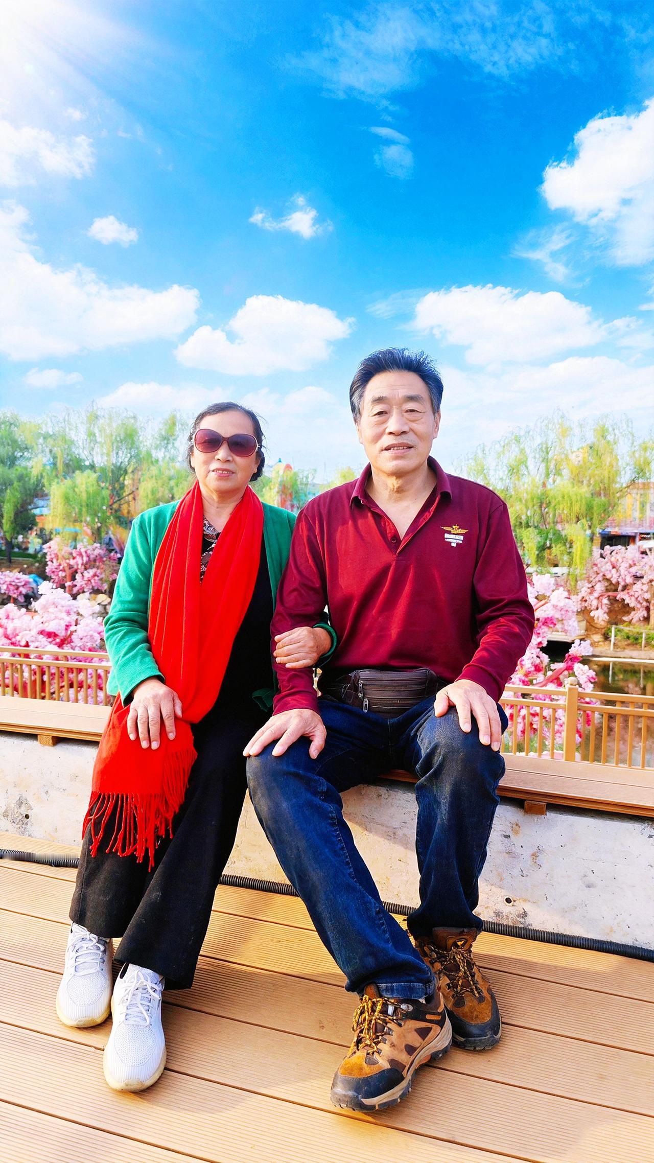 这背景的蓝天白云，看着比滤镜还假，俩人站那儿笑得跟中了彩票似的，其实背后是P图师