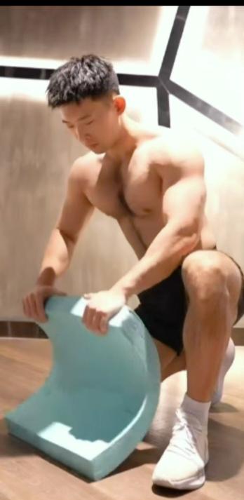 周末去朋友家做客，刚一进门，我便被眼前的景象惊住了。大冬天里，他竟光着膀子捣鼓着