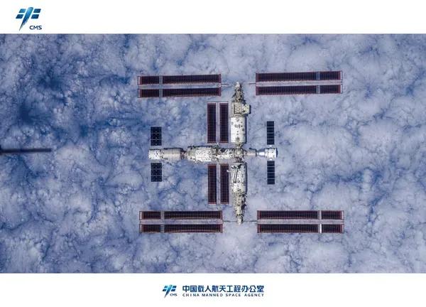2023年11月28日，中国载人航天工程办公室公布了一张震撼的图像：中国空间站组