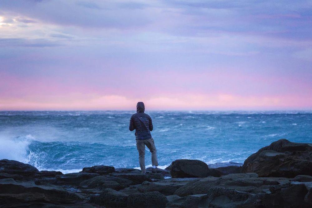 普通人
打工的同时一定要有着眼事外的能力
打工只是为了赚钱，
一切的情绪投入都是