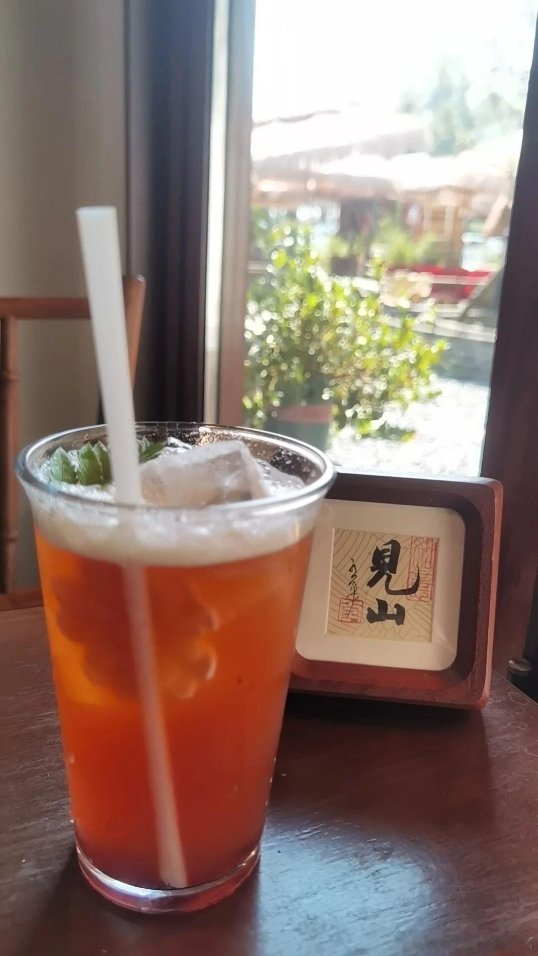 生活手记杯酒入喉，漫起万般心事，夜色沉沉独对孤盏。酒能温热唇齿，却暖不透心底寒凉