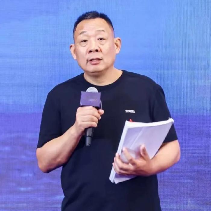 有个事，
我一直不敢说，
我发现于东来最近有个严重的问题，那就是他有点飘了！
