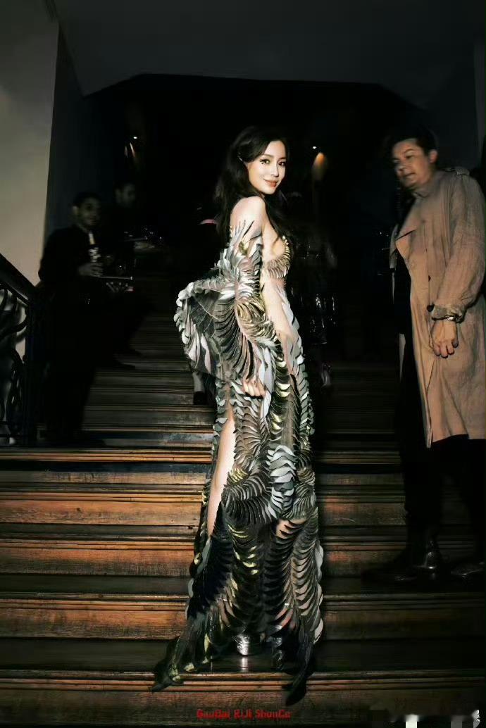杨颖工作带娃两不误angelababy2天3套高定 辣妈杨颖火力全开！晨片场/夜
