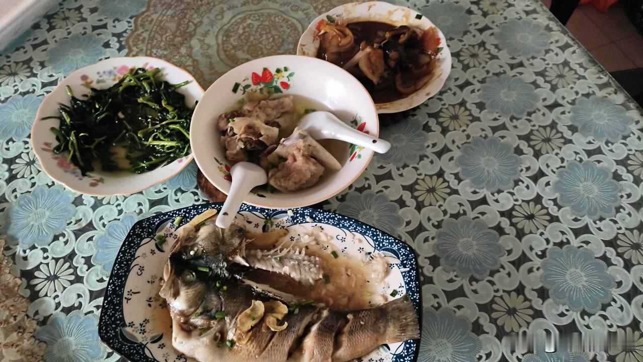 今天得表扬一下队友，早早去街上买了菜，说是花了150元，买了骨头，黄蟮，鸡爪，番