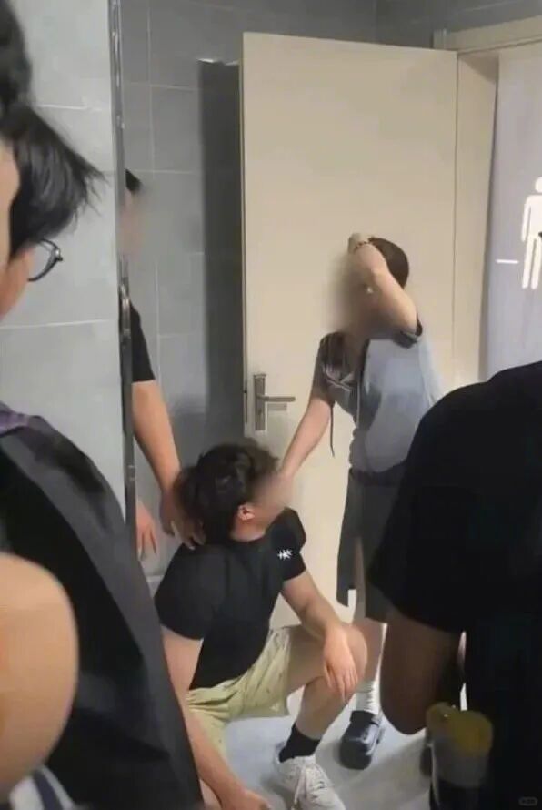 #高校通报男生女厕偷拍打伤女生#【男大学生在校内女厕偷拍，还致阻止女生受伤，高校