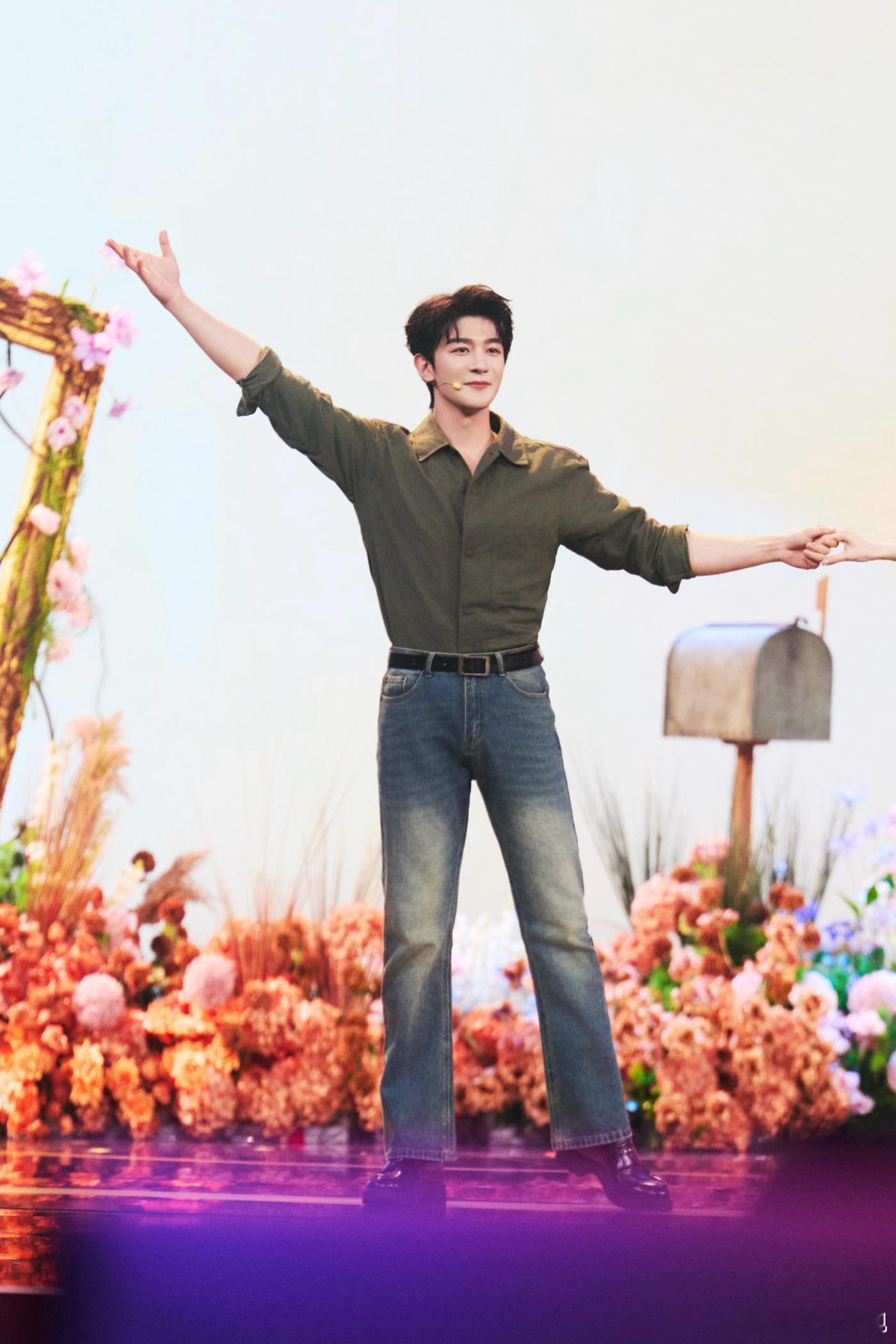 恪守初心，潜心磨砺 。欢娱影视今日出席第十六届北京国际电影节 开幕式现场图释出。