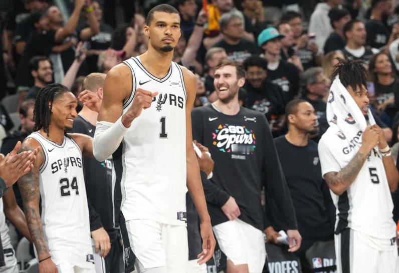NBA季后赛西部半决赛G6，马刺客场挑战森林狼。比赛第二节马刺一度领先森林狼29
