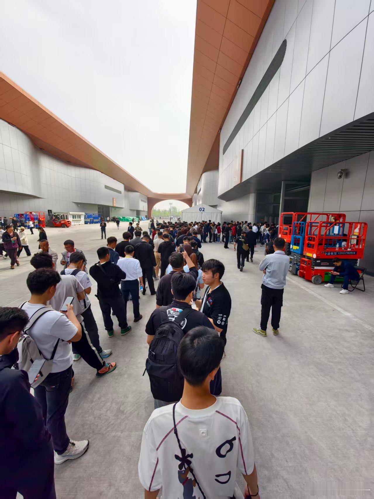 2026北京车展 能免费领小米车模。然后就见到了这样的场景啦，排队排出场馆外，大