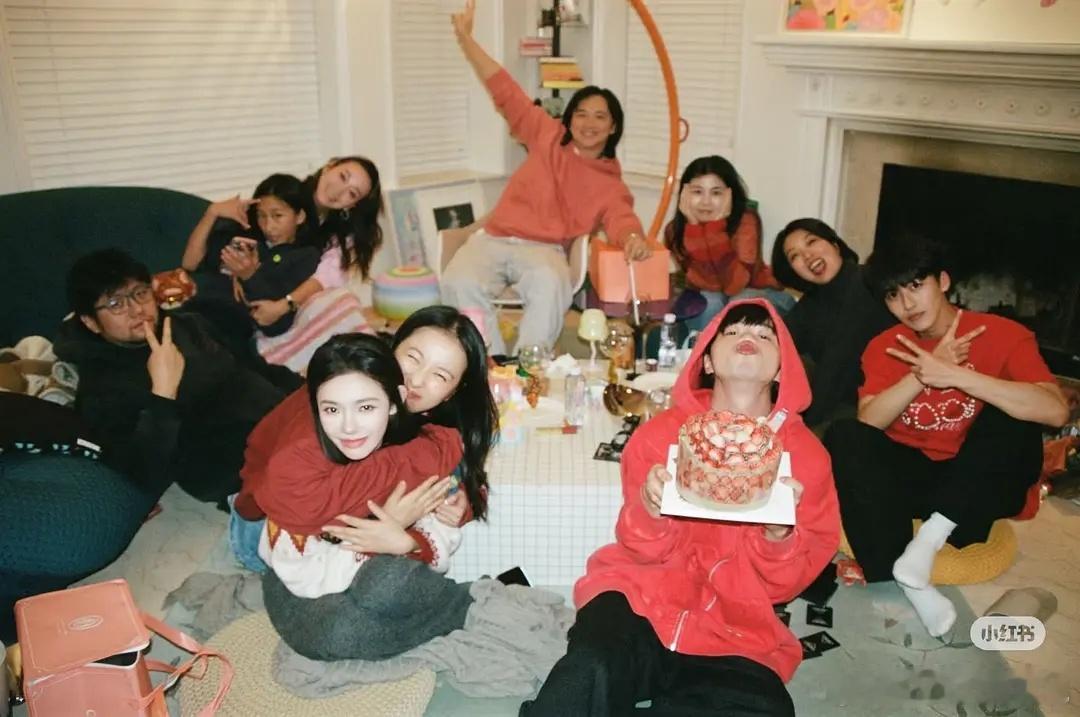 李漠和周雨彤、霞跨年聚餐了，关系不错 