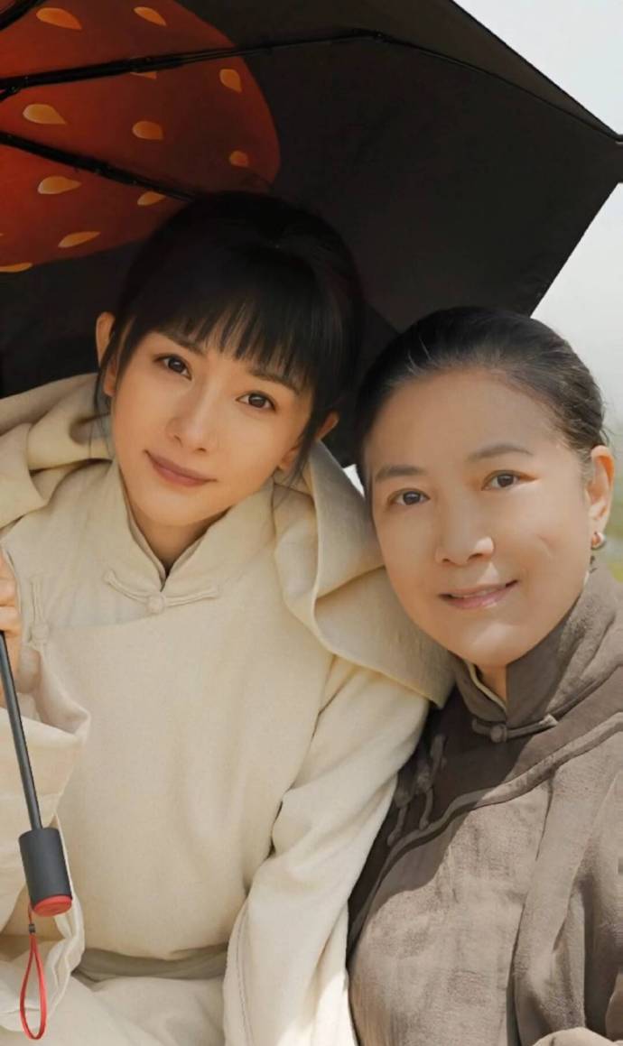 杨幂、欧豪与《生万物》演员合照有！好有年代感！绣绣好美好灵啊[送花花] ​​​