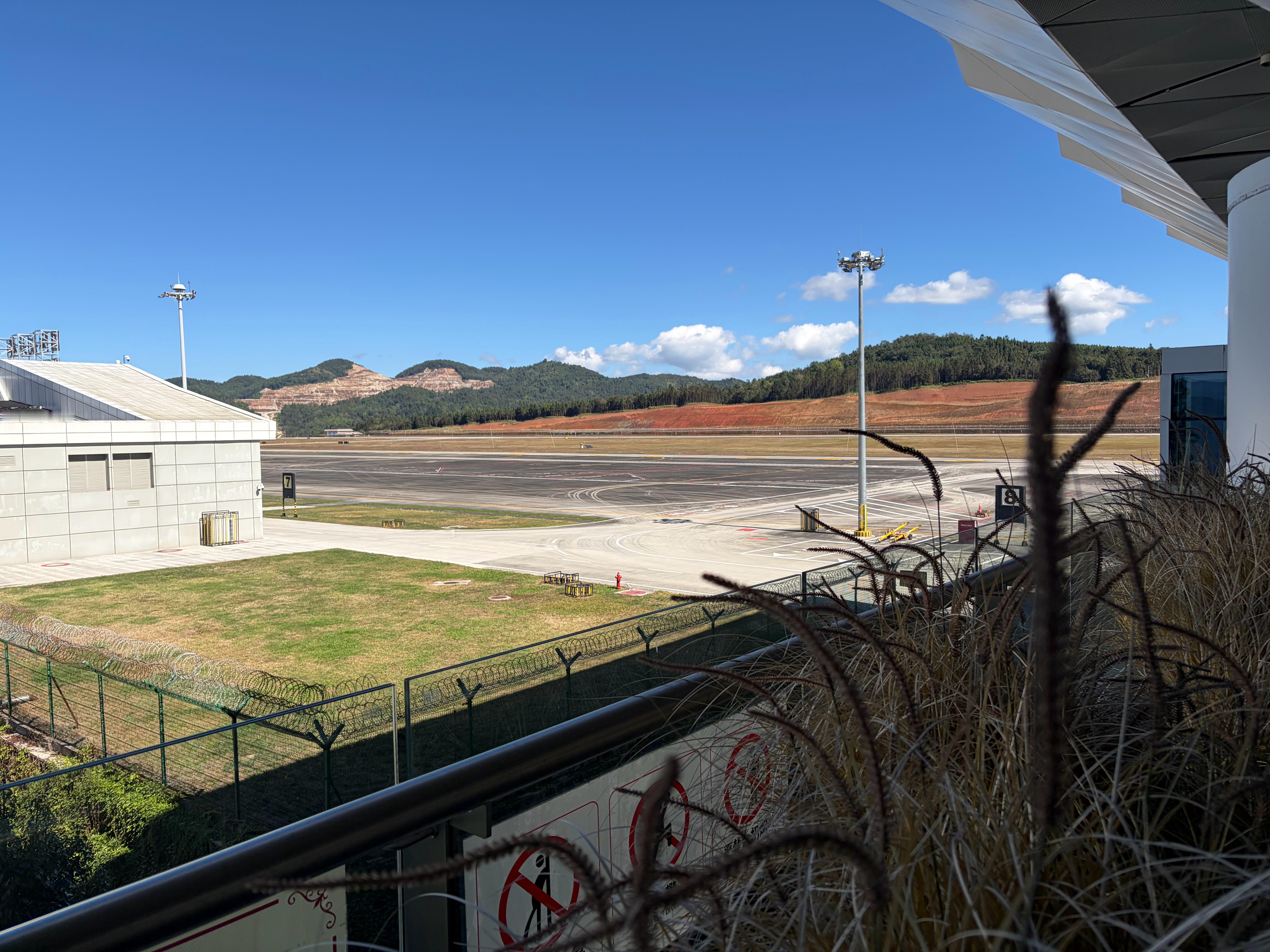 腾冲机场这个休息室居然还有室外的露台，这天气再喝杯咖啡，太舒服了！[手指比心] 