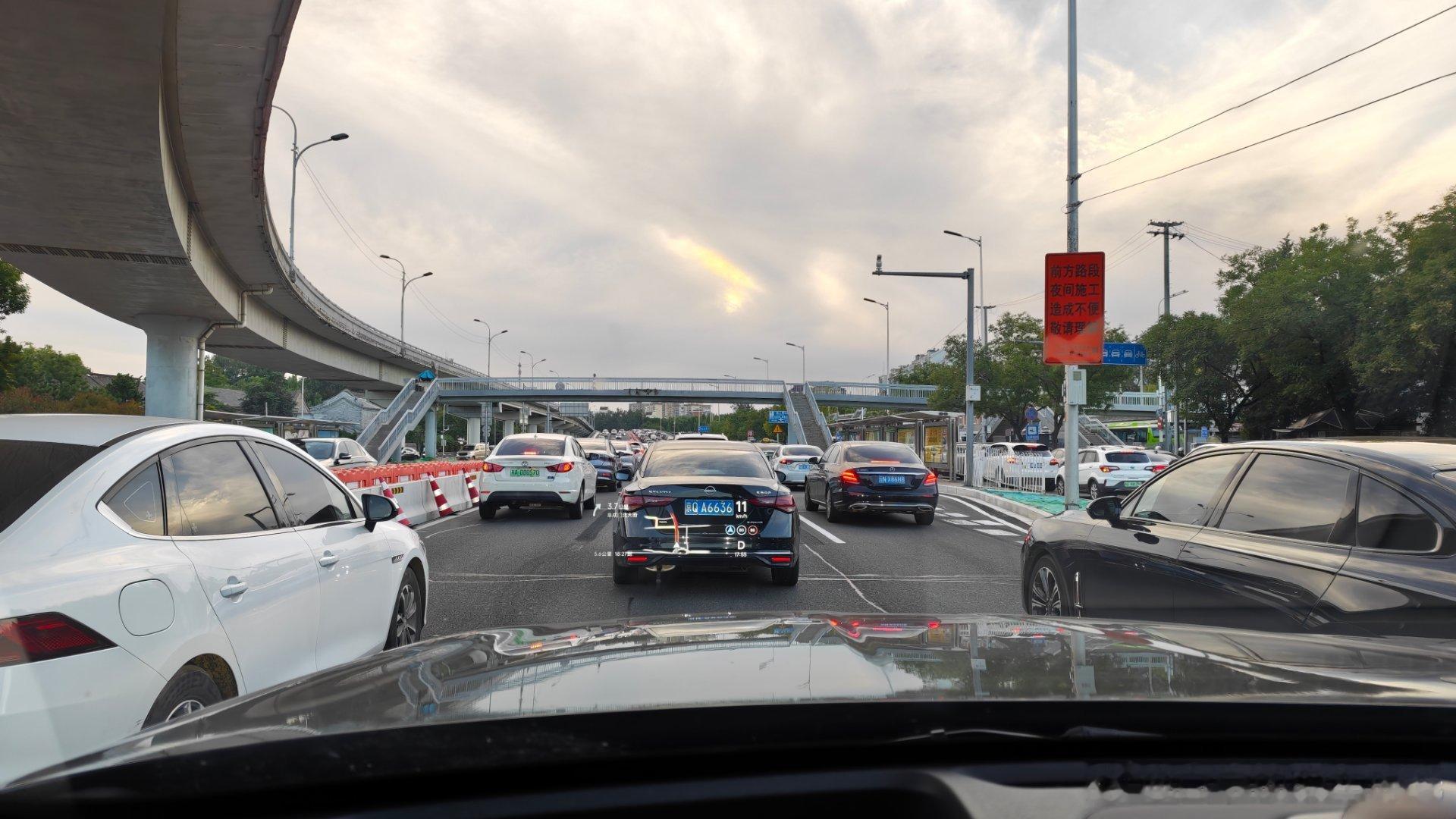城里太可怕了…….真想知道这大哥怎么开着桑塔纳在这堵了20多年的…… ​​​