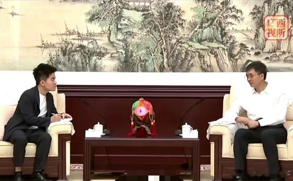董宇辉真是谦谦君子，温润如玉！ 连接受领导接见时都不忘掏出小本本认真记录，低头写