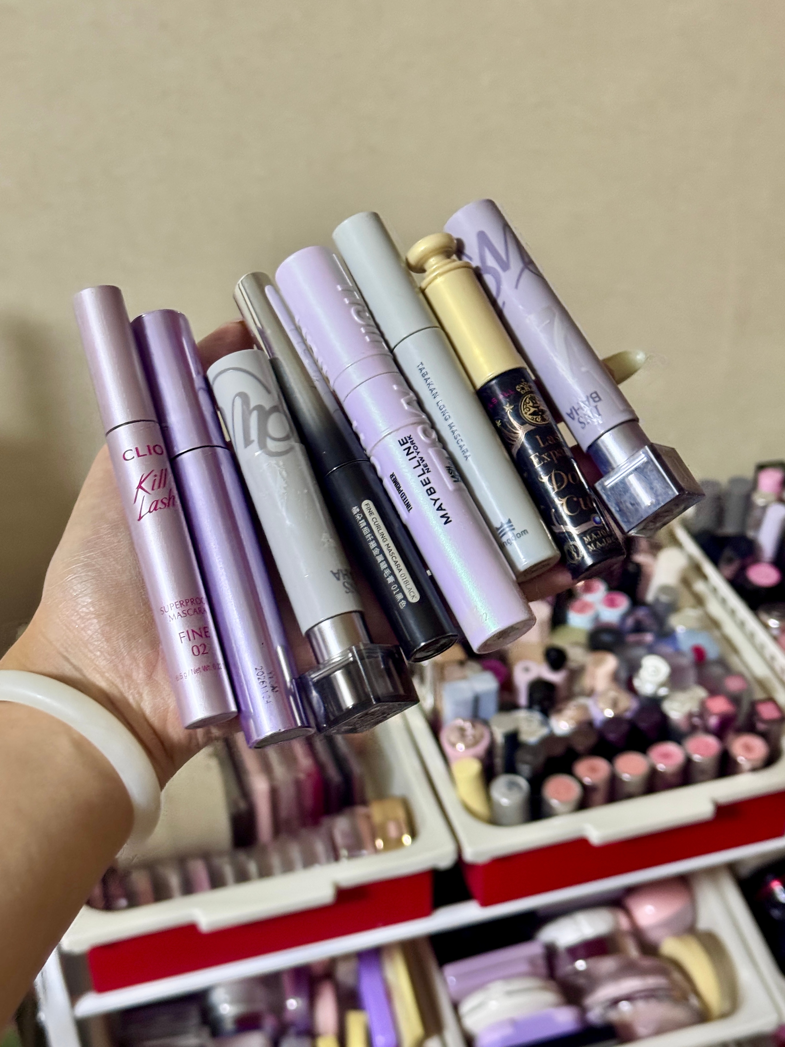 图中8个睫毛膏8个都很好用全员女王同款从左到右 clio 原色波塔1.0 2.0