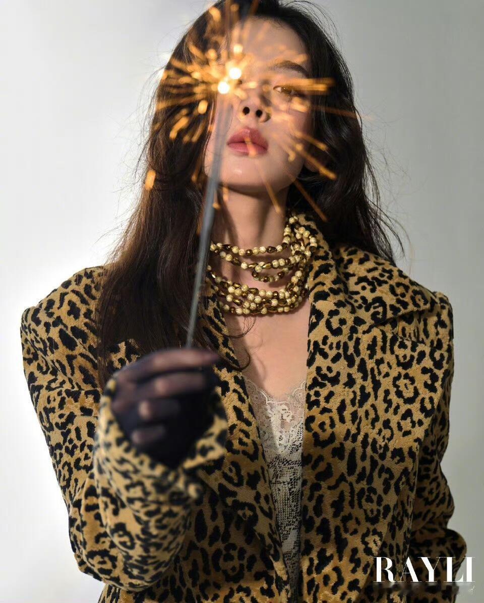 娜扎幻色缪斯大片：瑞丽30周年的视觉盛宴瑞丽服饰美容30周年之际，携手娜扎打造幻