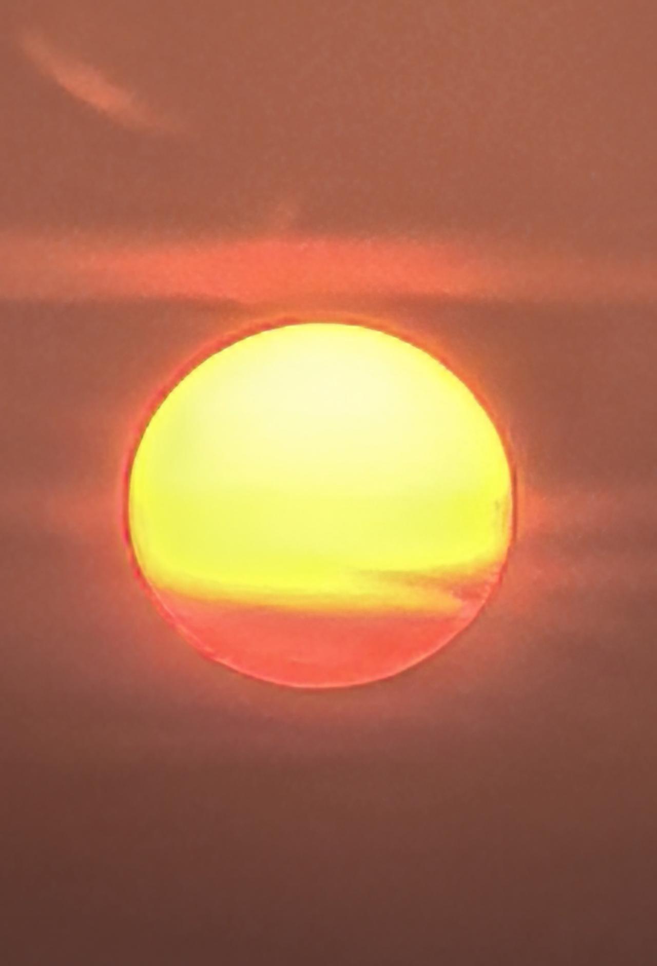 记得那天傍晚，我在郊外散步，一抬头就被天空吸引。天空像是被打翻的调色盘，橘红色的