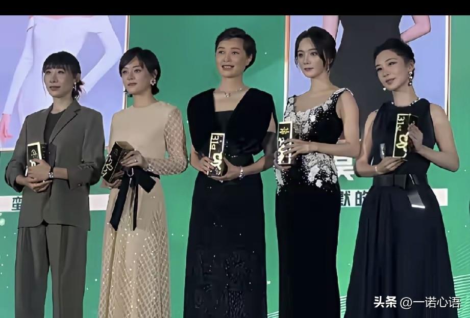 孙俪、杨紫、杨幂、任素汐、吴越同框。
论身材，杨幂排第一，个子高挑，身材比例好。