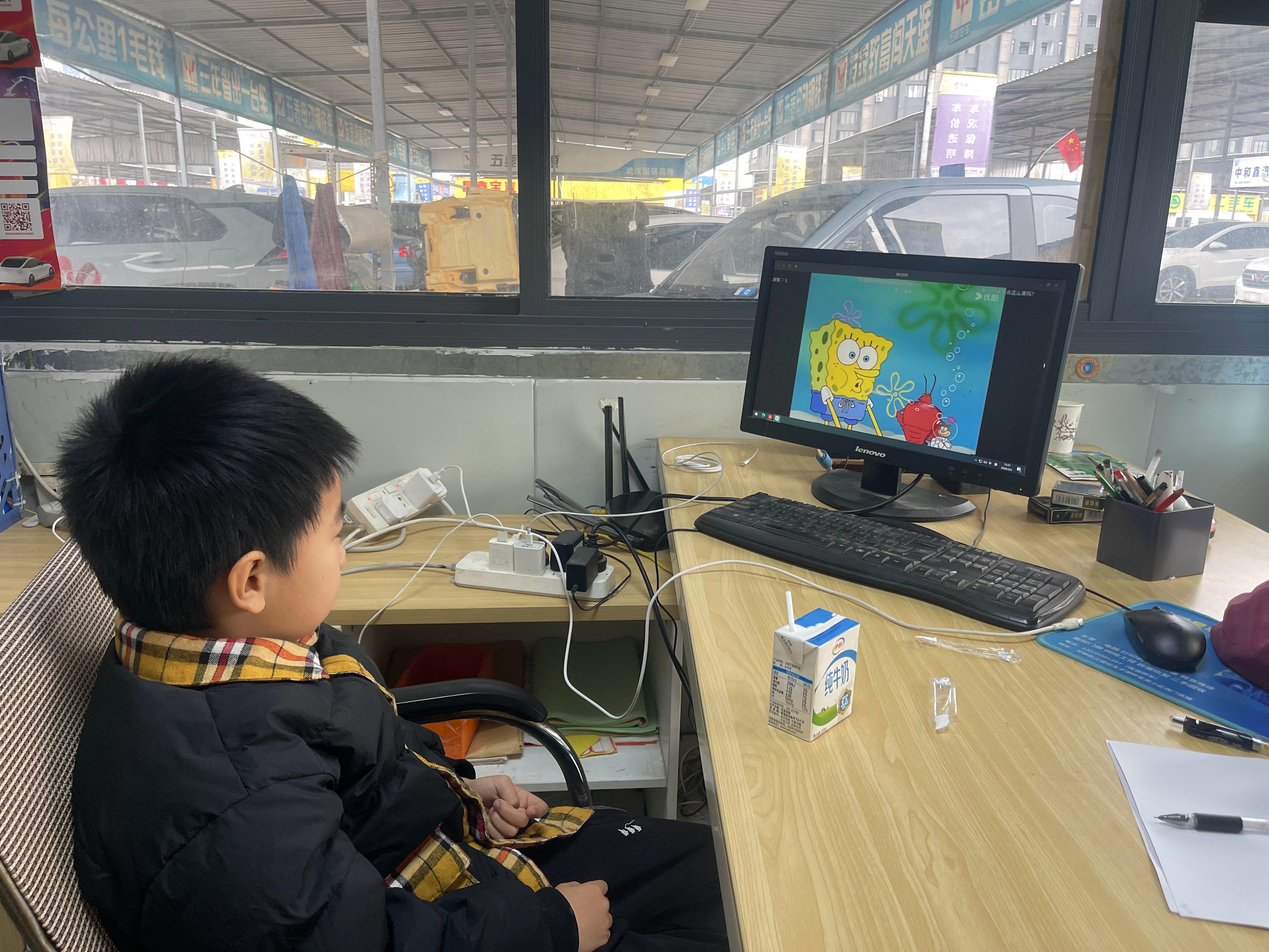 小胡同学最近迷上胖了海绵宝宝，派大星，章鱼哥，晚上做梦都说这些名字。下午在办公室