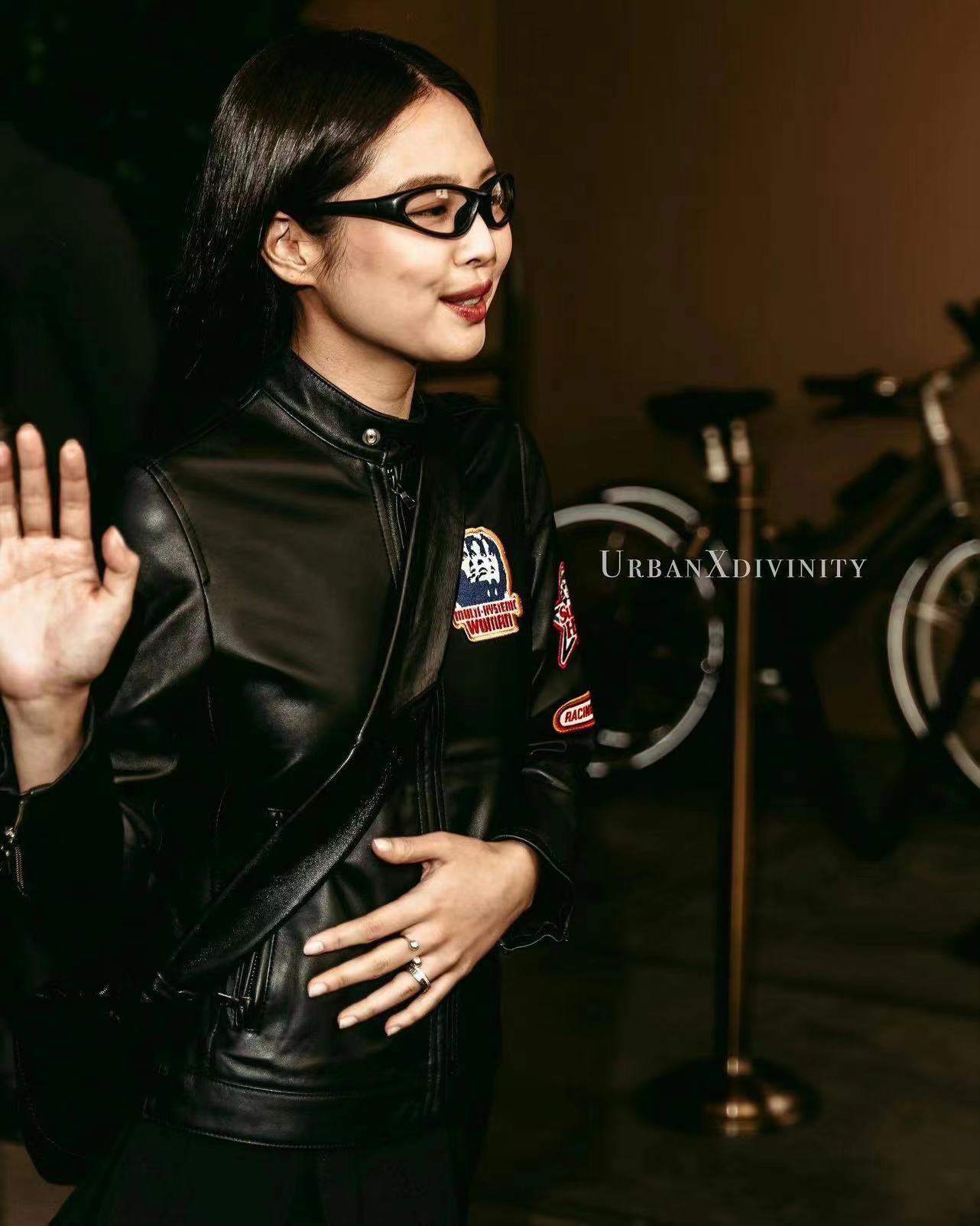 #Jennie纽约路透饭拍##jennie黑皮衣造型#jennie黑皮衣造型，酷