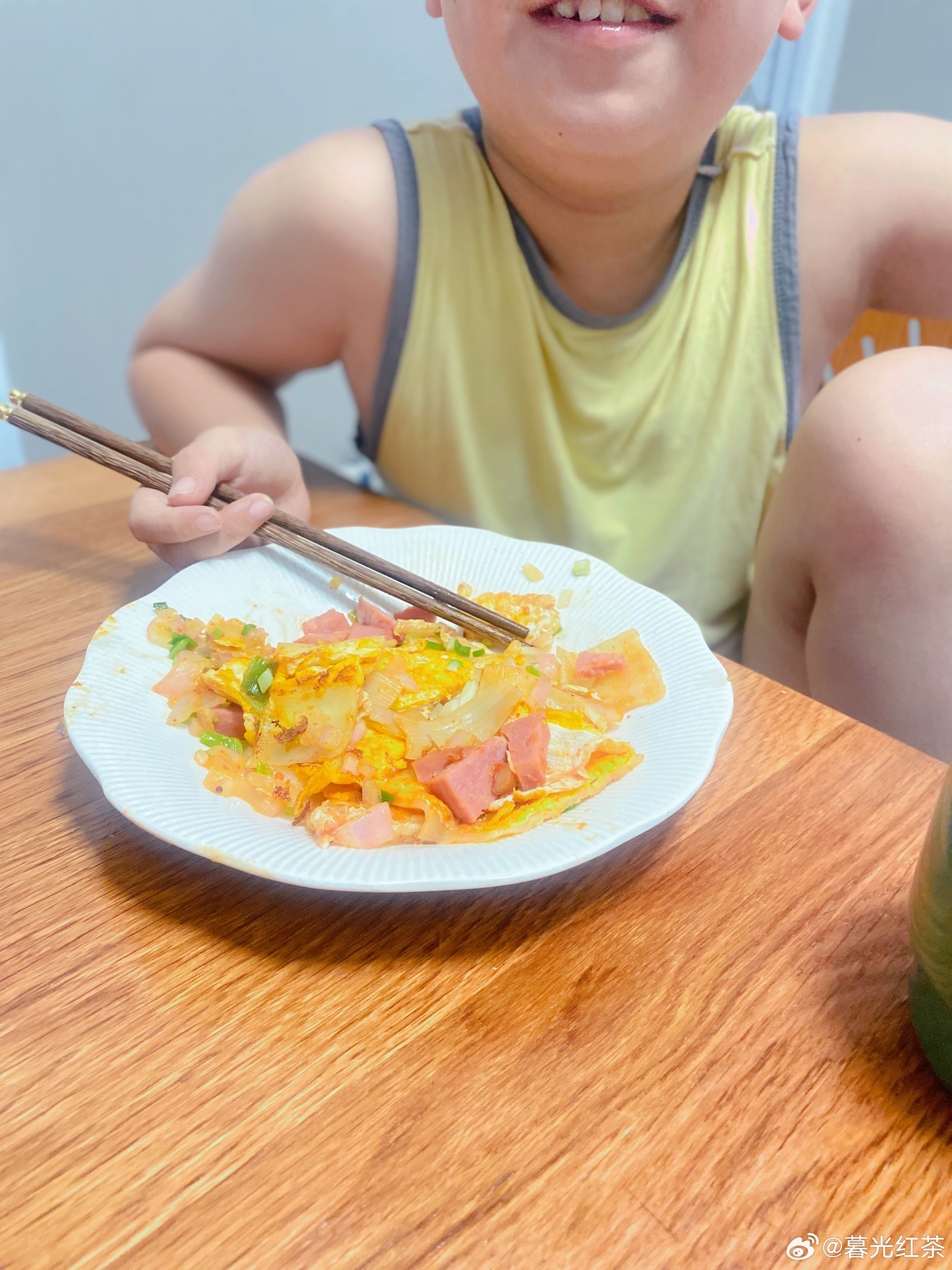 昨天同事送了一包东北烤冷面孩子们都强烈要求今天早餐就吃烤冷面第一锅先给大宝做，她