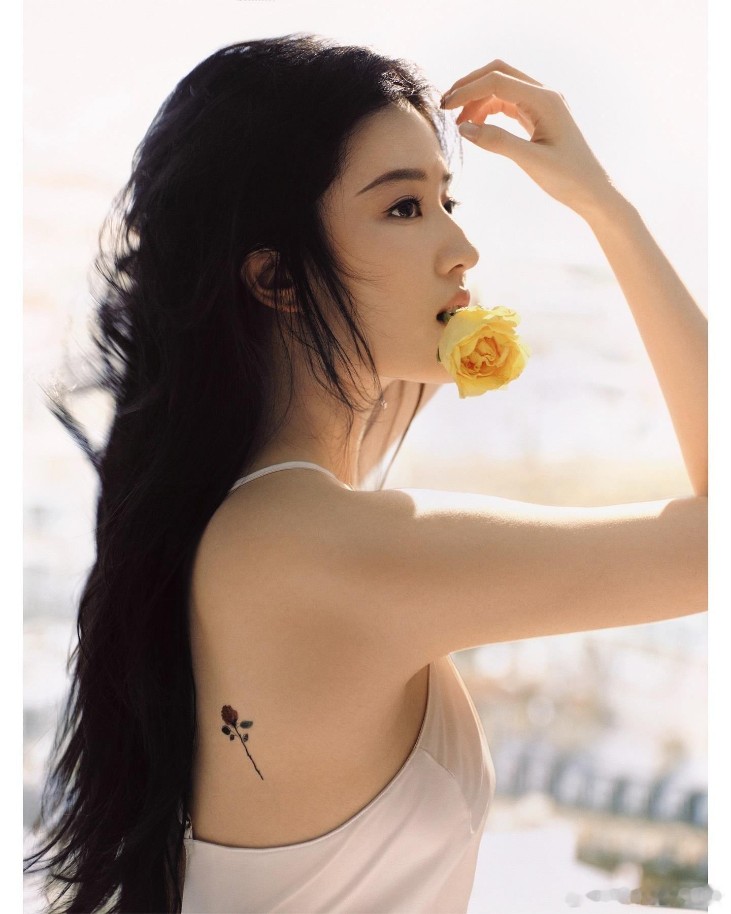 【#刘亦菲#[黄玫瑰]Instagram】IG更新：🌹 ​ ​​​
