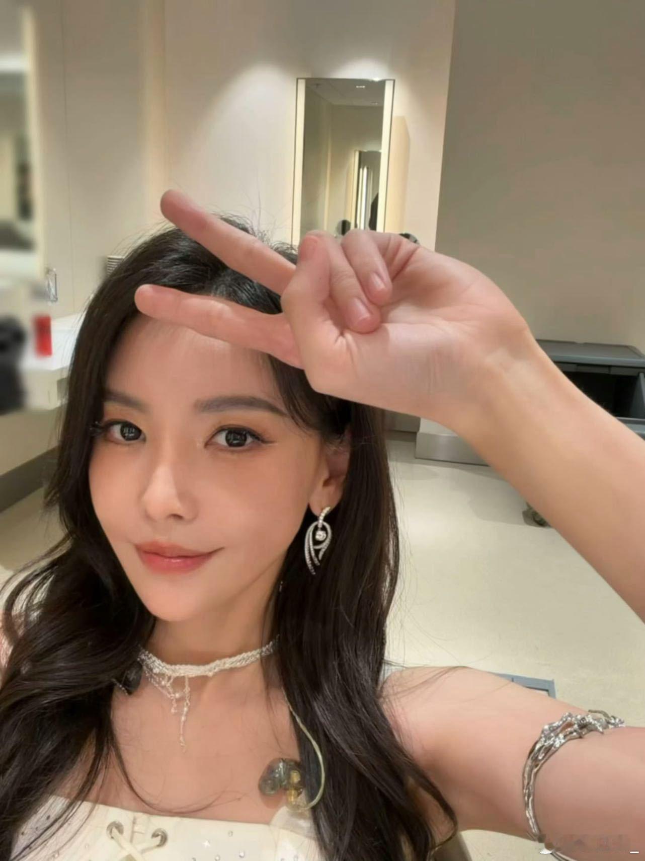 于文文随时做好退圈准备 看得清行业的聚散无常，内心做好随时退场的准备，不执着长久