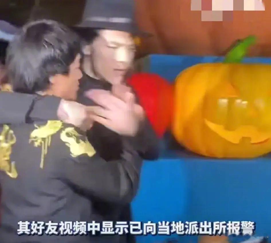 #李小龙模仿者遭向佐扇巴掌# 李小龙的模仿者发视频声讨向佐，称自己被向佐狠狠的扇