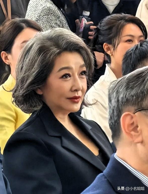 59岁江珊被嘲落魄。

160斤，满头白发，走路都蹒跚了。网上有人拿尺子量，说她