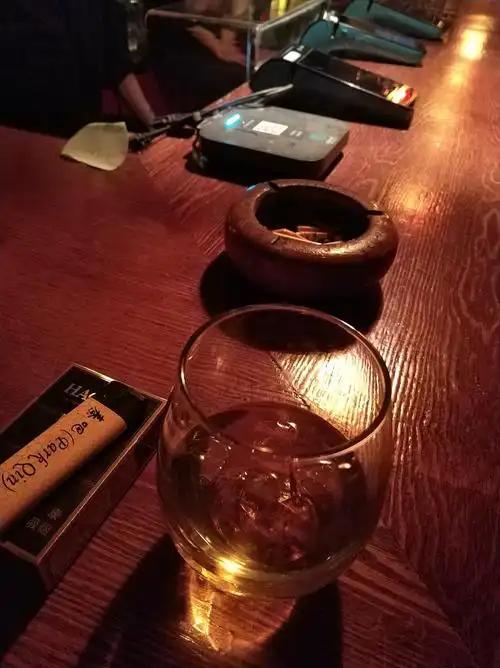 下联；酒残宿醉我独眠。