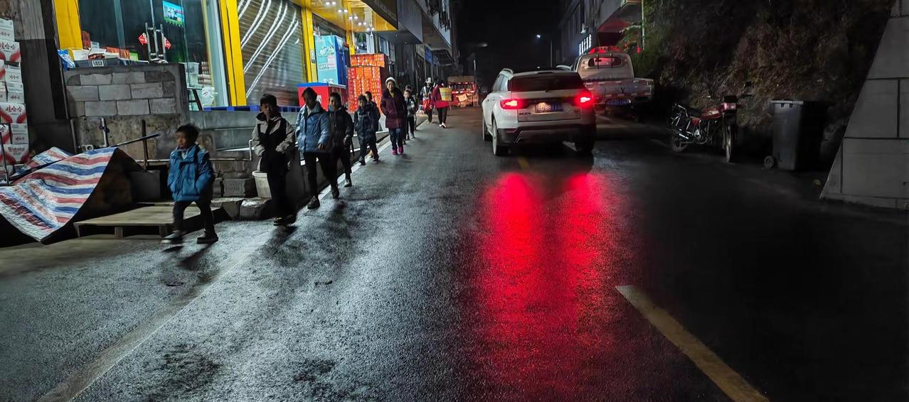 洛旺义警护学劝导，劝导学生靠右单列行走避让车辆，劝导骑车家长雨天路滑减速慢行。确